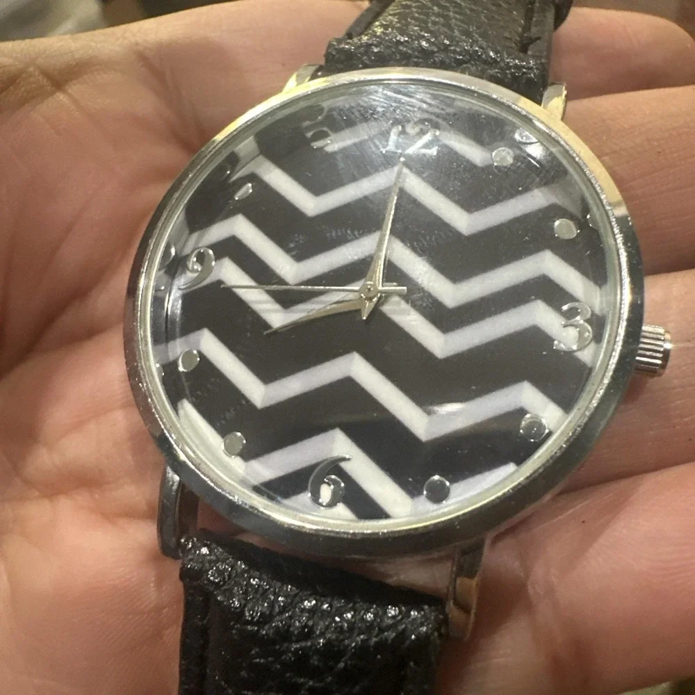 Working 40mm Zig‎ Zag Black & White Gold Tone Watch With Black Leather Strap